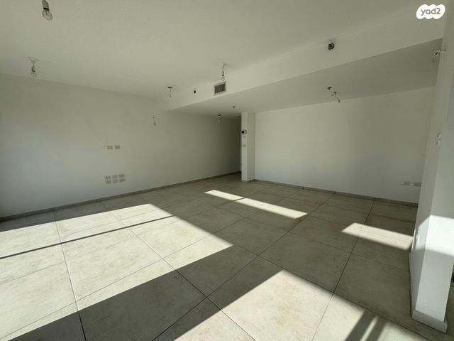 גג/ פנטהאוז, אנה פרנק, חרוזים, רמת גן