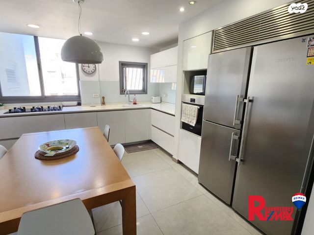 גג/ פנטהאוז, קדושי קהיר 26, נאות רחל, חולון