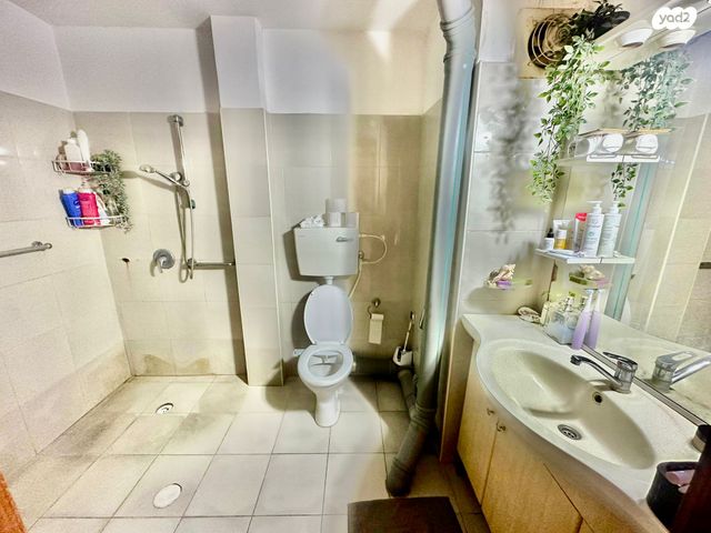 דירה, יצחק שדה, גבעת הרקפות, גבעת תל חי, קרית אתא