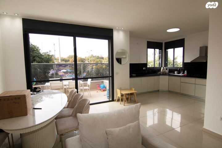 בית פרטי/ קוטג', בבה אידלסון, בנות חיל, ראשון לציון