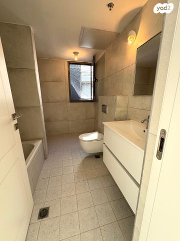 גג/ פנטהאוז, אנה פרנק, חרוזים, רמת גן