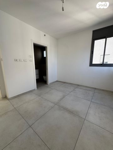 גג/ פנטהאוז, אנה פרנק, חרוזים, רמת גן