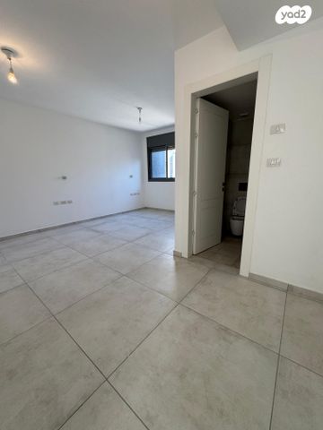 גג/ פנטהאוז, אנה פרנק, חרוזים, רמת גן