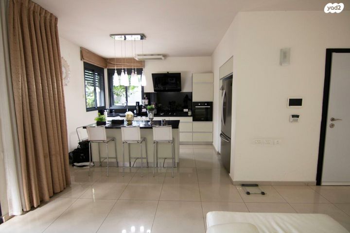 בית פרטי/ קוטג', בבה אידלסון, בנות חיל, ראשון לציון