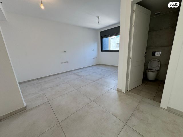 גג/ פנטהאוז, אנה פרנק, חרוזים, רמת גן