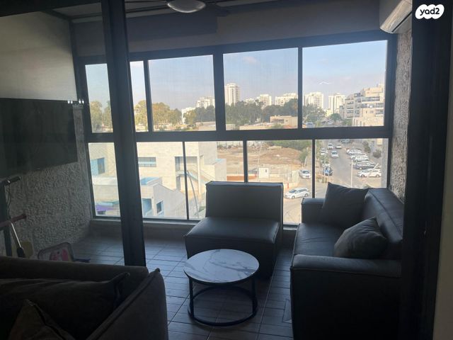 דירה, אהובה עוזרי, המחנה הצבאי, קרית מלאכי