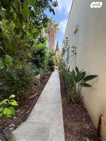 דו משפחתי, חברת חשמל, גבעתיים