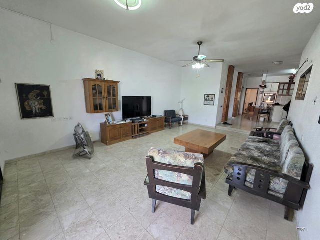 דירת גן, יצחק שדה, קרית אתא