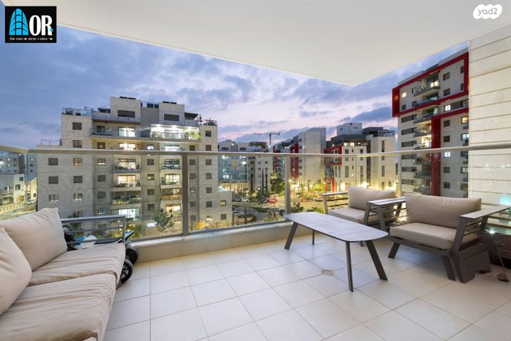 דירה, דליה רביקוביץ, נאות שמיר, יבנה