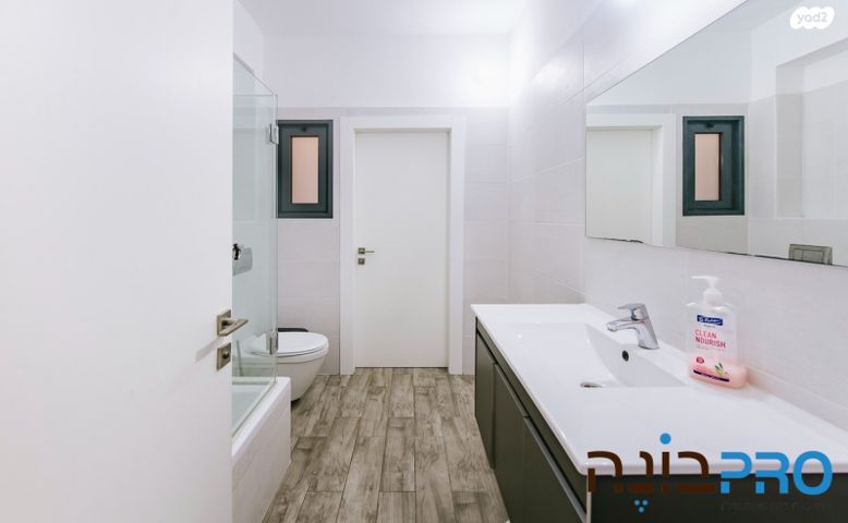 דירה, זכריה חתוכה, נווה מרמורק, רחובות