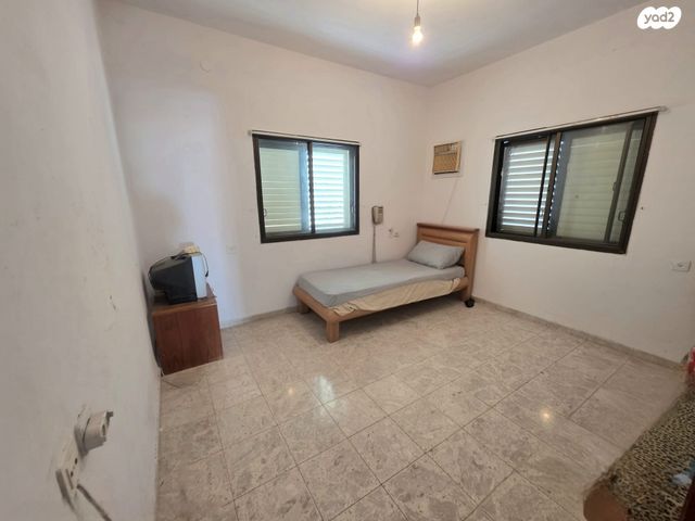 דירת גן, יצחק שדה, קרית אתא