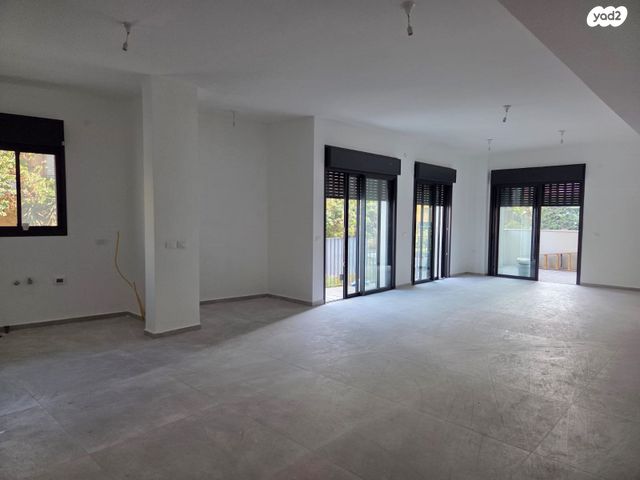 דירת גן, רמת השרון