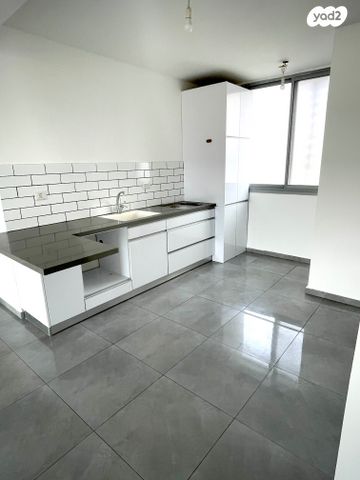 דירה, קרן קיימת לישראל, אברמוביץ', ראשון לציון