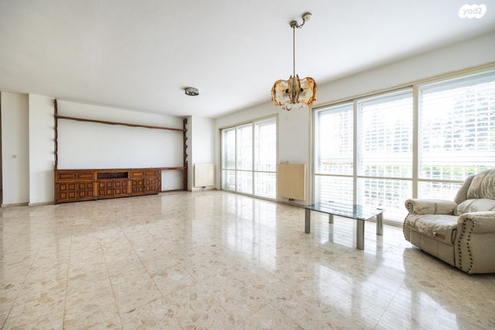 דירה, הרב עוזיאל, בית וגן, ירושלים