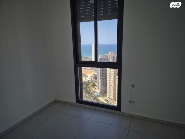 גג/ פנטהאוז, אמנון ליפקין שחק, נוף הטיילת, נתניה