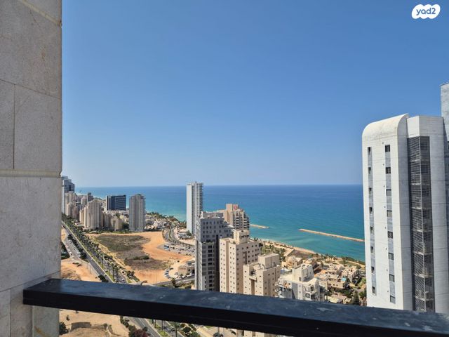 גג/ פנטהאוז, אמנון ליפקין שחק, נוף הטיילת, נתניה