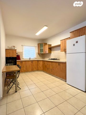 דירה, עזרא, ג' / מרכז מזרח העיר, רחובות