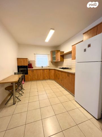 דירה, עזרא, ג' / מרכז מזרח העיר, רחובות