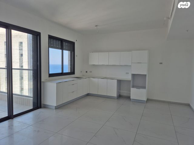 גג/ פנטהאוז, אמנון ליפקין שחק, נוף הטיילת, נתניה