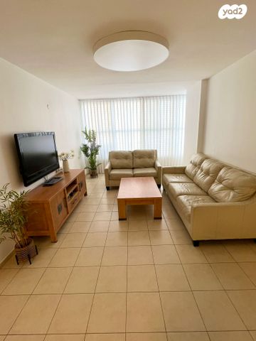 דירה, עזרא, ג' / מרכז מזרח העיר, רחובות