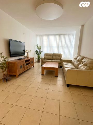 דירה, עזרא, ג' / מרכז מזרח העיר, רחובות