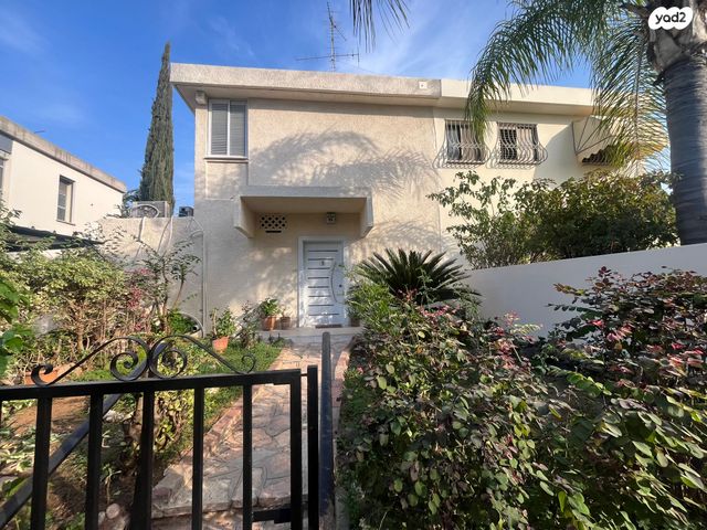 דו משפחתי, השלושים ושלושה 13, רמת חן, רמת גן