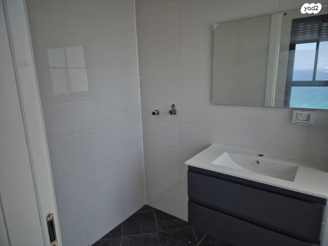 גג/ פנטהאוז, אמנון ליפקין שחק, נוף הטיילת, נתניה