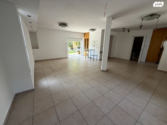 דו משפחתי, רום 2000, רעננה