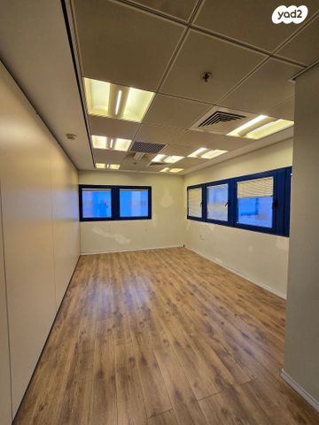 משרדים, שדרות המגינים 42, חיפה