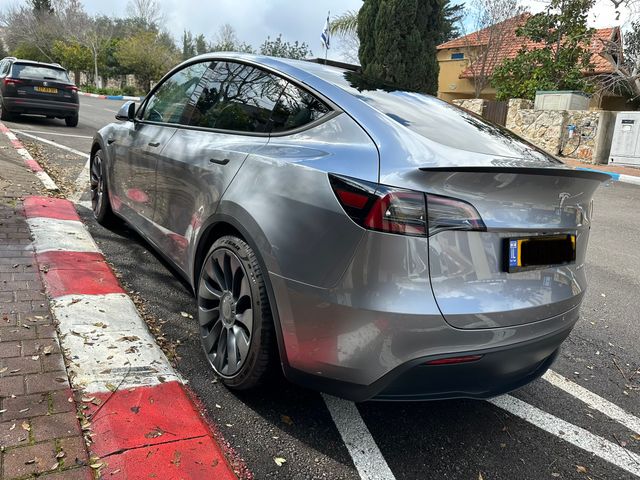 מודעת רכב טסלה מודל Y