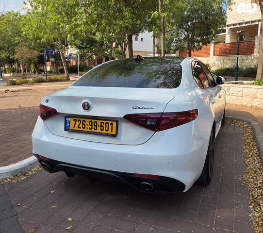 אלפא רומיאו ג'וליה