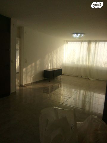 דירה, הגיבורים 12, שיכון ב, טבריה