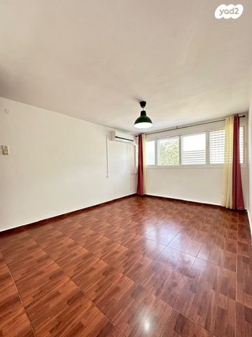 דירה, תשי"ג 5, פנחס ספיר, מגדל העמק