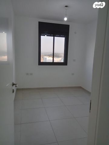 דירה, דרך ארץ 76, הפרחים, חריש