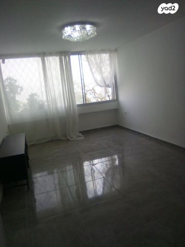 דירה, הגיבורים 12, שיכון ב, טבריה