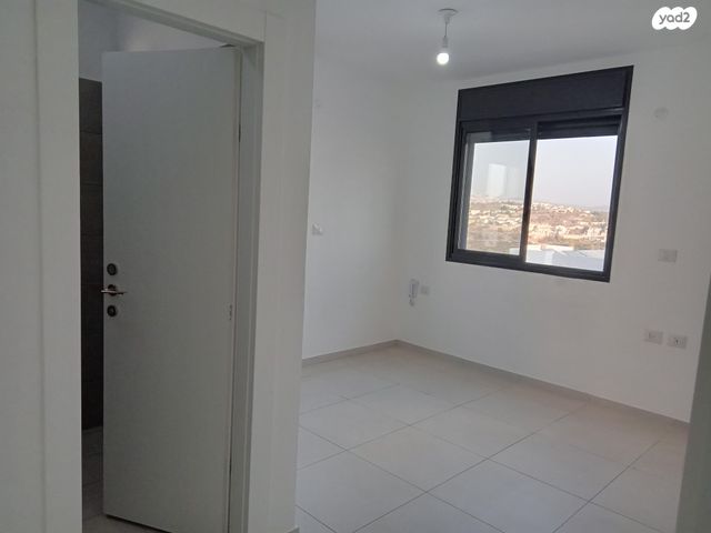 דירה, דרך ארץ 76, הפרחים, חריש