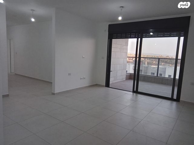 דירה, דרך ארץ 76, הפרחים, חריש