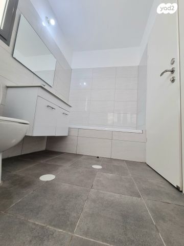 דירה, יוסף אבו, נתיבות מערב, נתיבות