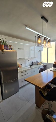 דירה, שדרות בר אילן 18, דרום מערב ותיק, בת ים