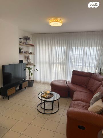 שמחה הולצברג 16