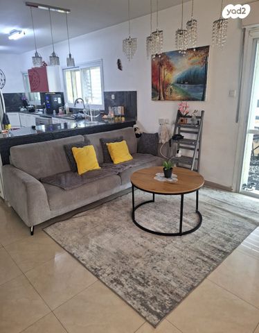 דופלקס, עת הזמיר, מגדים, מעלה אדומים