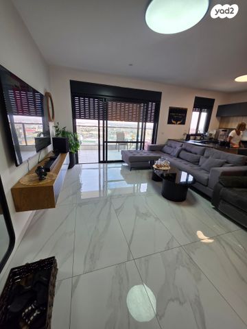 דירת גן, הרימון 61, הפרחים, קרית גת