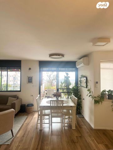 גג/ פנטהאוז, דם המכבים, הפרחים, מודיעין מכבים רעות