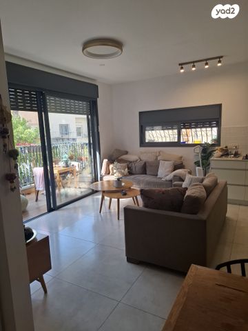 דירה, דבורה הנביאה, נגבה, רמת גן