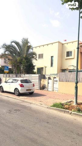 בית פרטי/ קוטג', יקותיאל אדם, נאות הפרחים, גן יבנה