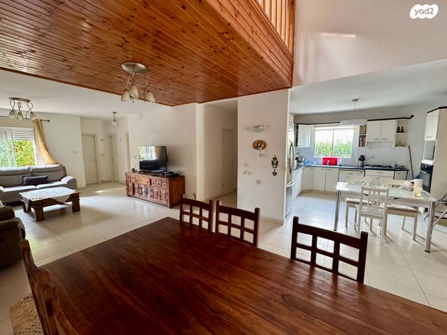 דו משפחתי, צור יגאל, כוכב יאיר / צור יגאל