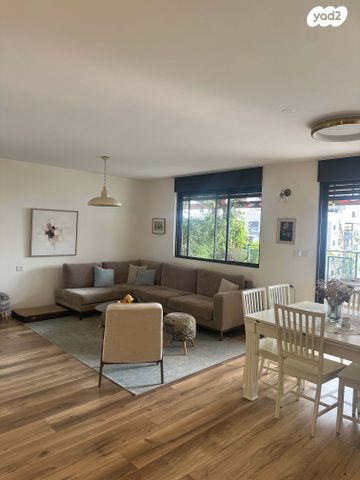 גג/ פנטהאוז, דם המכבים, הפרחים, מודיעין מכבים רעות