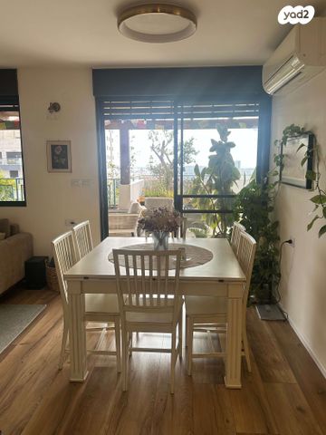 גג/ פנטהאוז, דם המכבים, הפרחים, מודיעין מכבים רעות