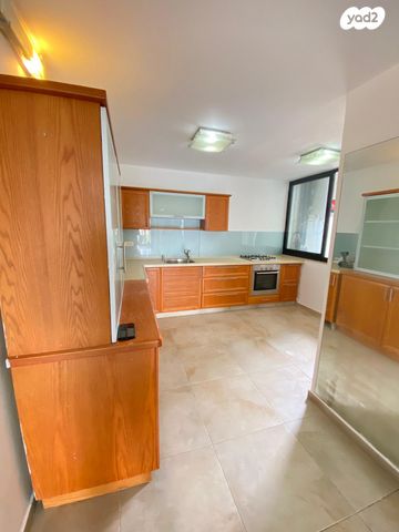 עזרא קורין 4