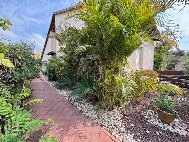 דו משפחתי, צור יגאל, כוכב יאיר / צור יגאל